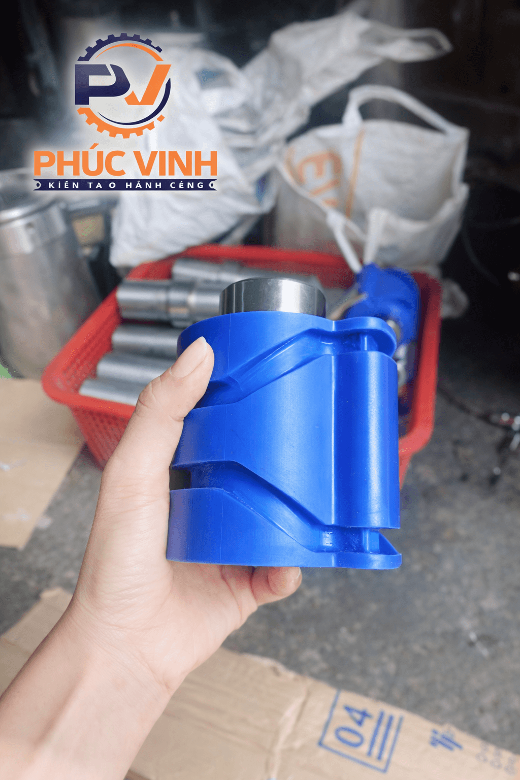 tay cầm sản phẩm thật ở xưởng Phúc Vinh